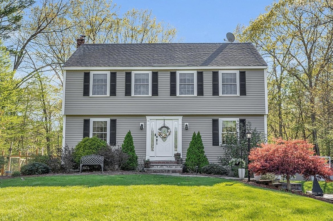 16 Gallant Dr, Hampstead, NH 03841-2364