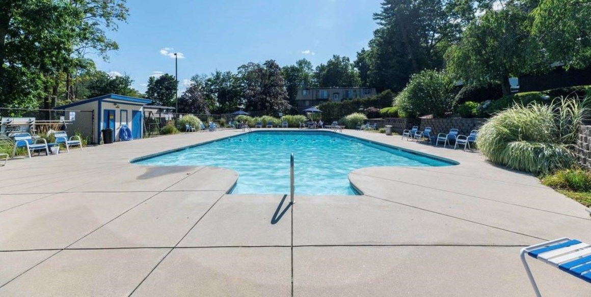 3 Silvestri Cir, Derry NH  03038-1349 exterior