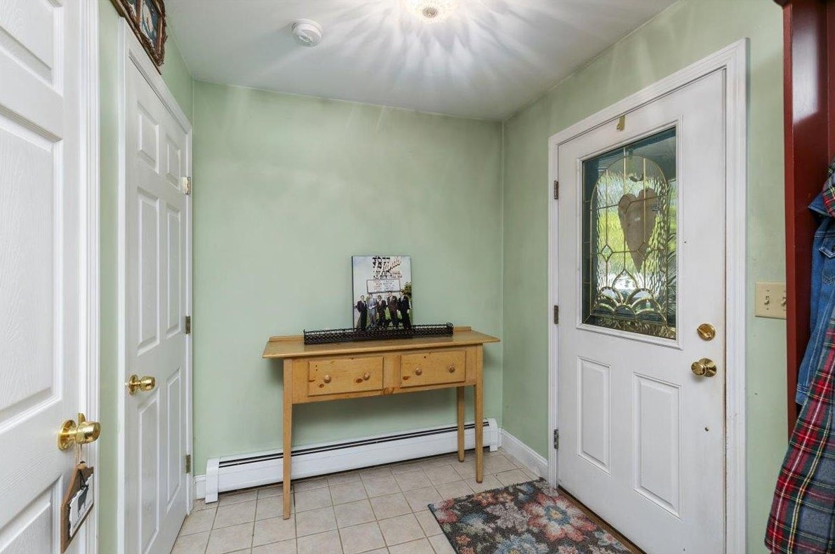 6 Hunt St, Salem NH 03079-1663 exterior