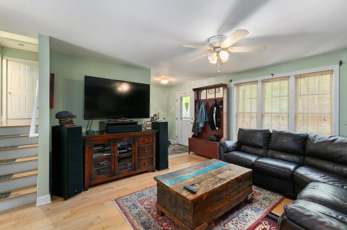 6 Hunt St, Salem NH 03079-1663 exterior