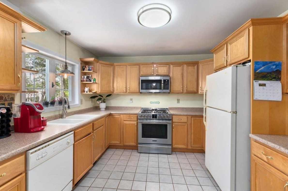 6 Hunt St, Salem NH 03079-1663 exterior