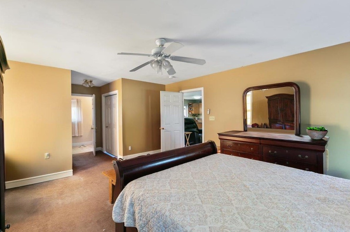 6 Hunt St, Salem NH 03079-1663 exterior