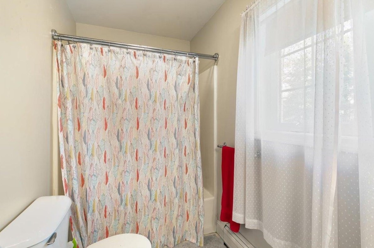 6 Hunt St, Salem NH 03079-1663 exterior