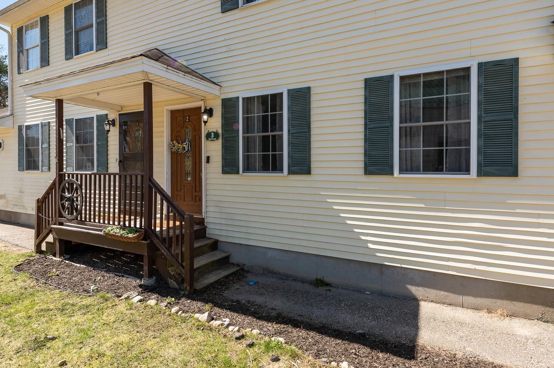 3 My St, Farmington, NH 03835-3263