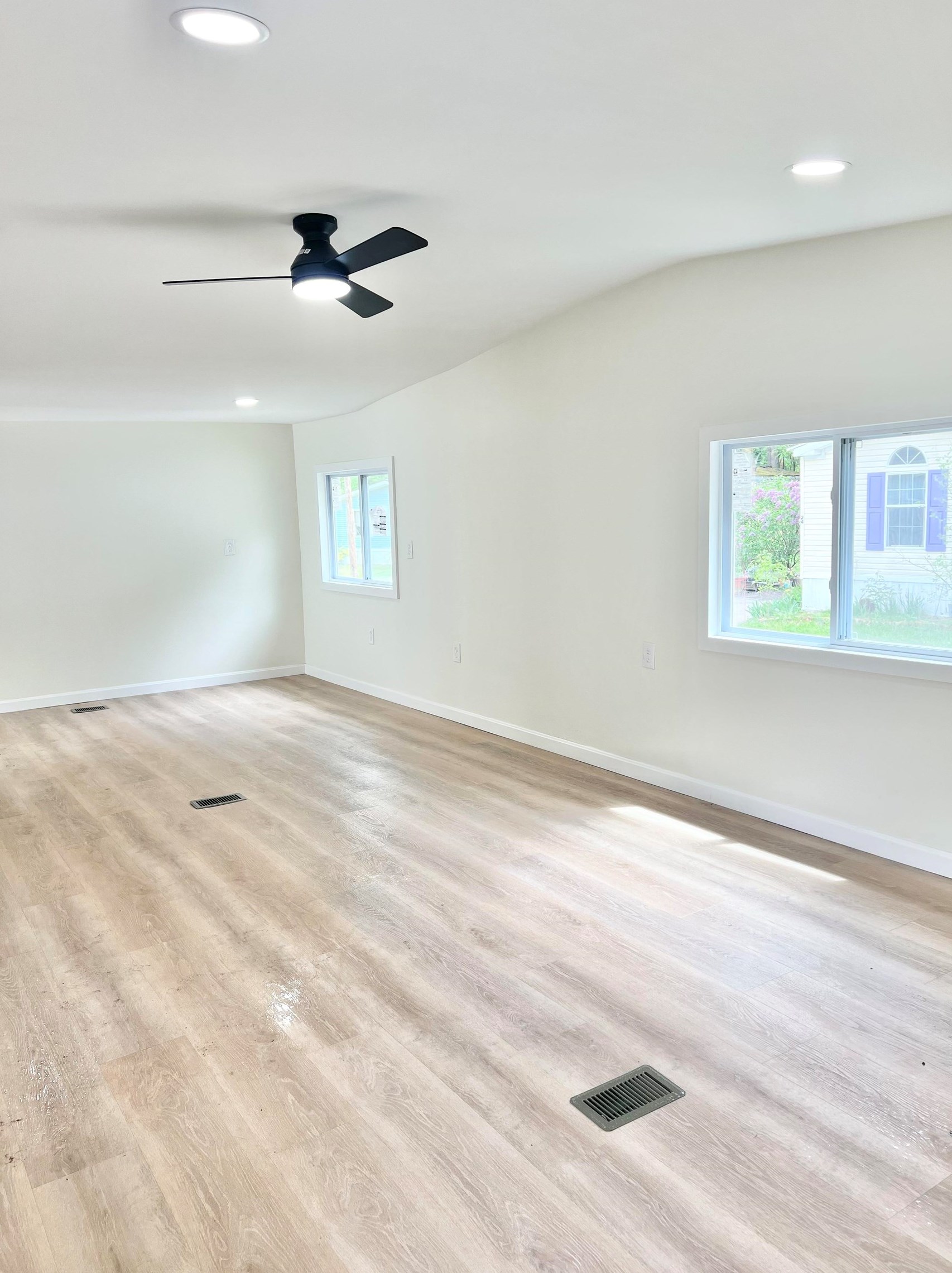 5 Pearl Ct, Merrimack NH 03054-4802 exterior