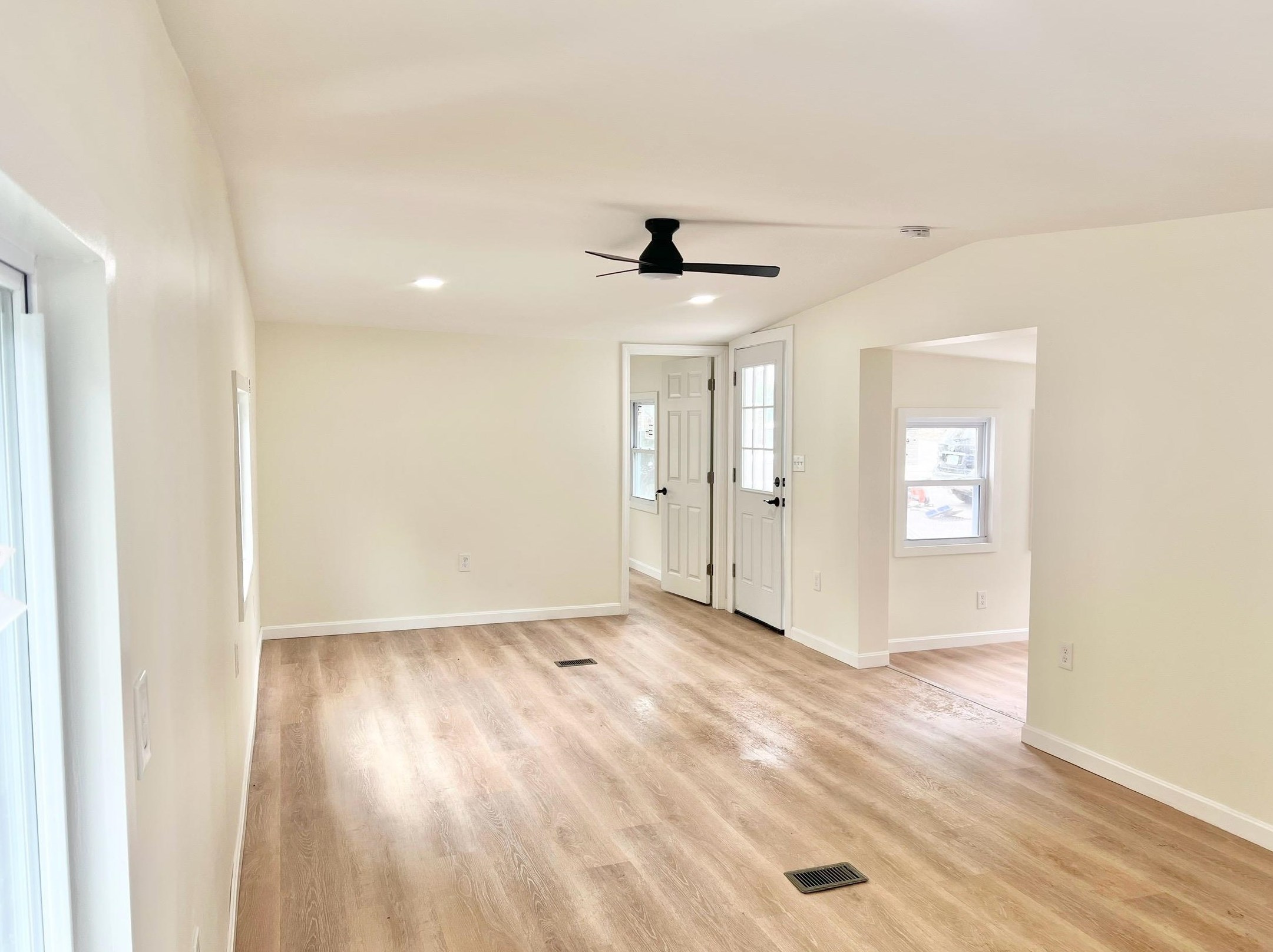 5 Pearl Ct, Merrimack NH 03054-4802 exterior