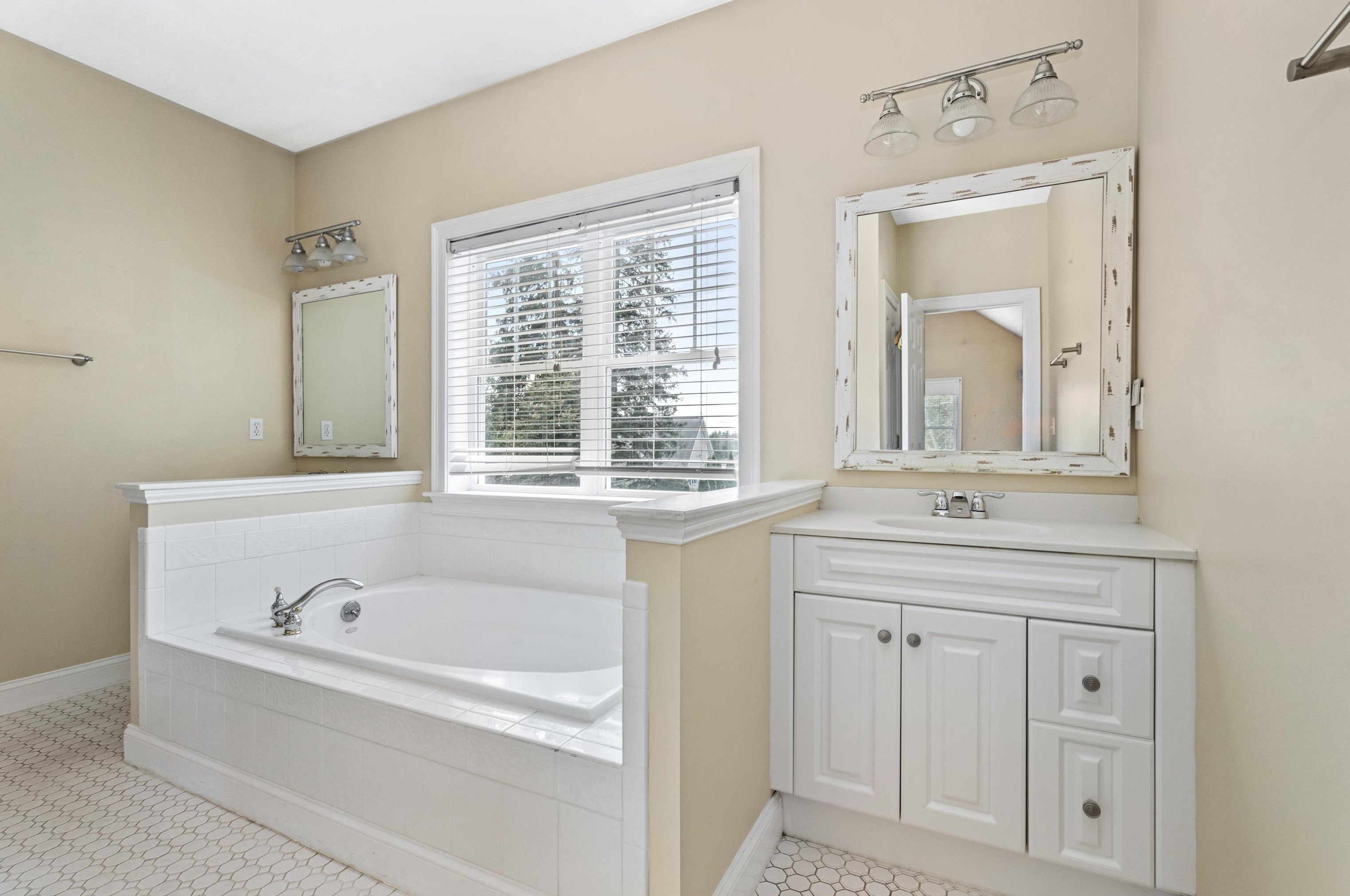 134 Jenkins Rd, Manchester NH 03110-5042 exterior