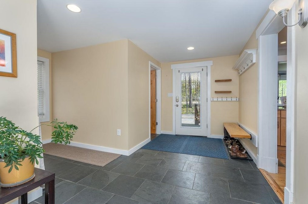 52 Gebig Rd, Nottingham, NH