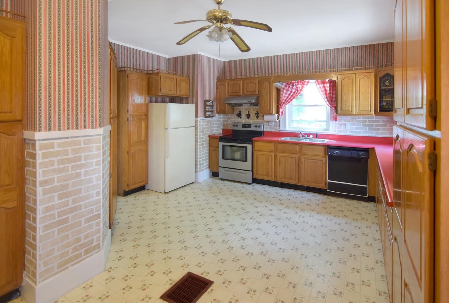 38 King St, Landaff, NH 03785-1243