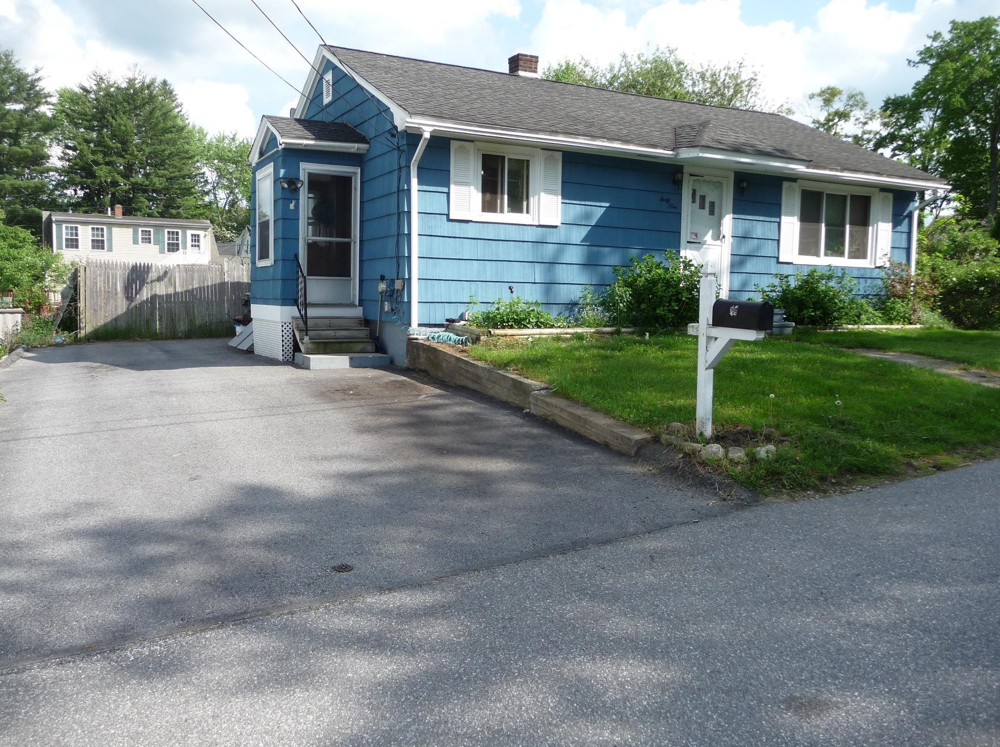 49 Larch St, Manchester, NH 03102-1104