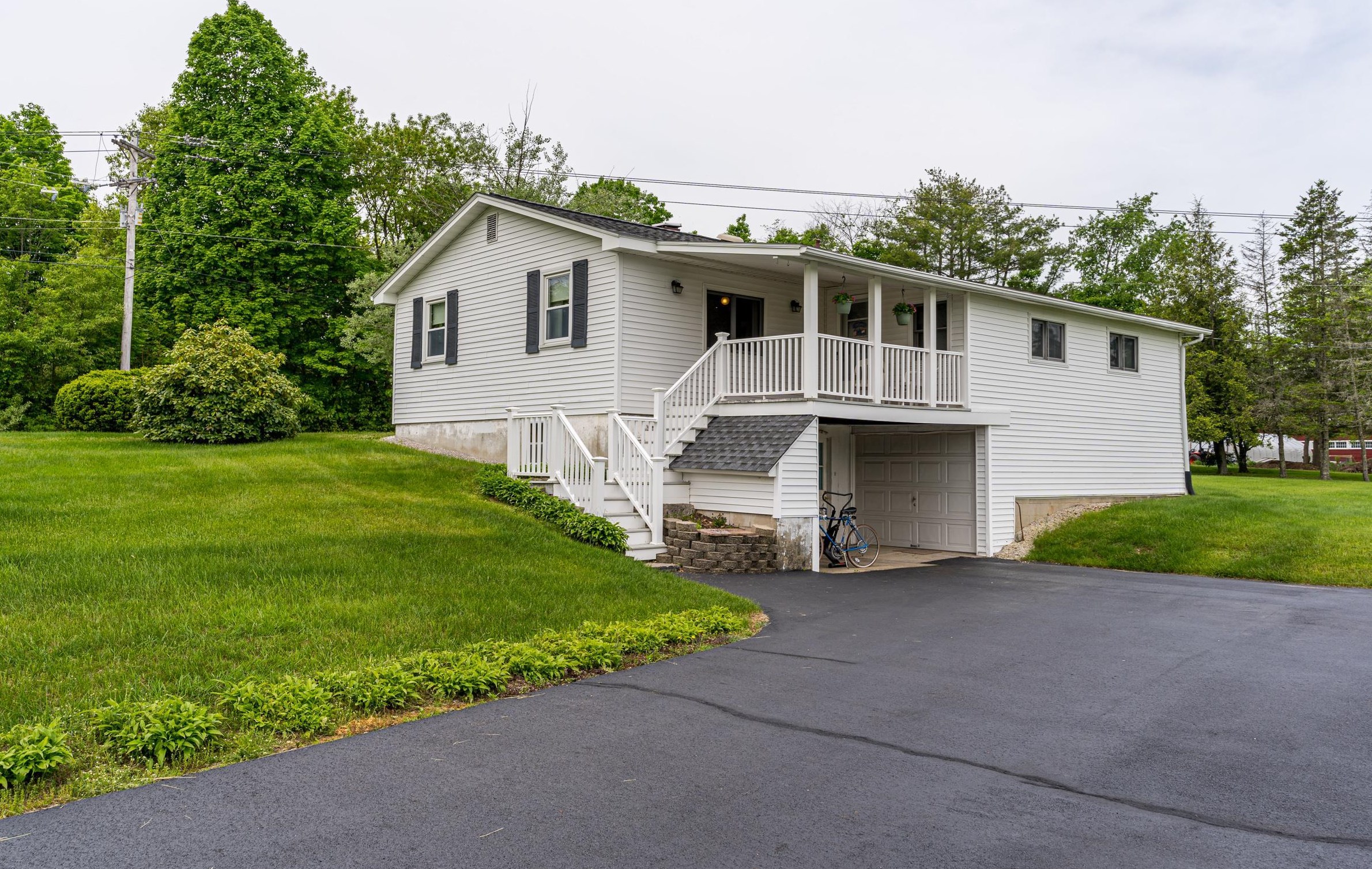 2 Roy St, Raymond, NH 03077-1244