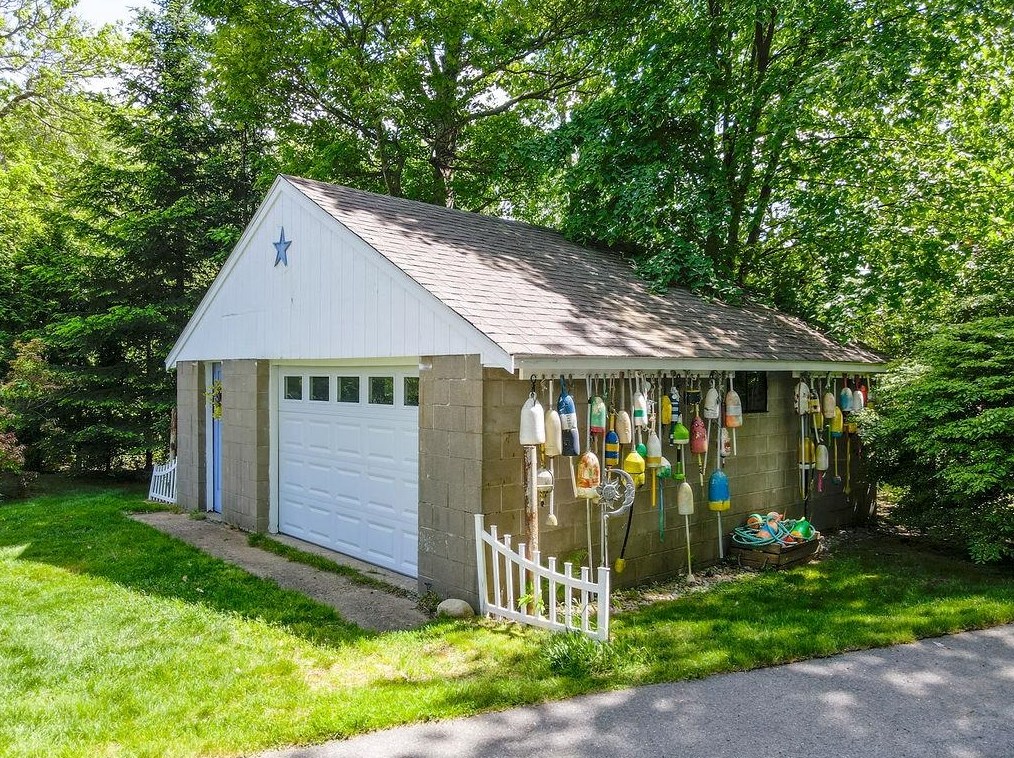 401 Dover Point Rd, Dover NH 03820-4666 exterior