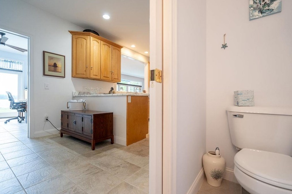 401 Dover Point Rd, Dover NH 03820-4666 exterior