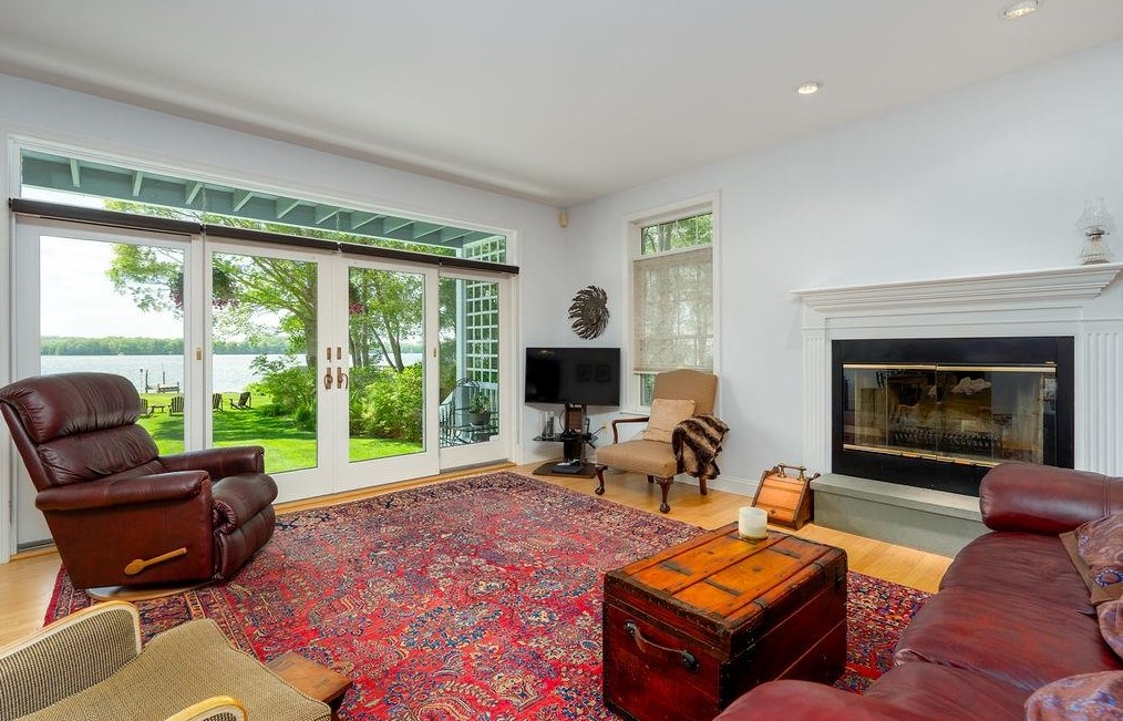 401 Dover Point Rd, Dover NH 03820-4666 exterior