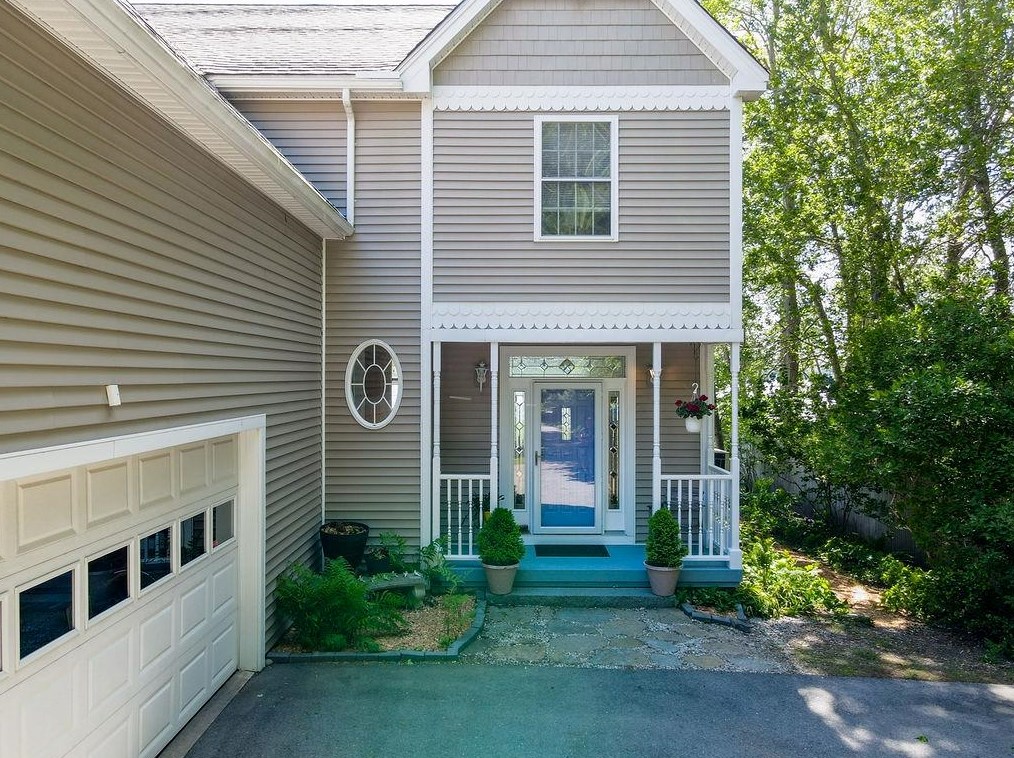 401 Dover Point Rd, Dover NH 03820-4666 exterior