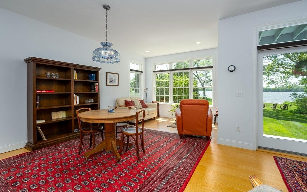 401 Dover Point Rd, Dover NH 03820-4666 exterior