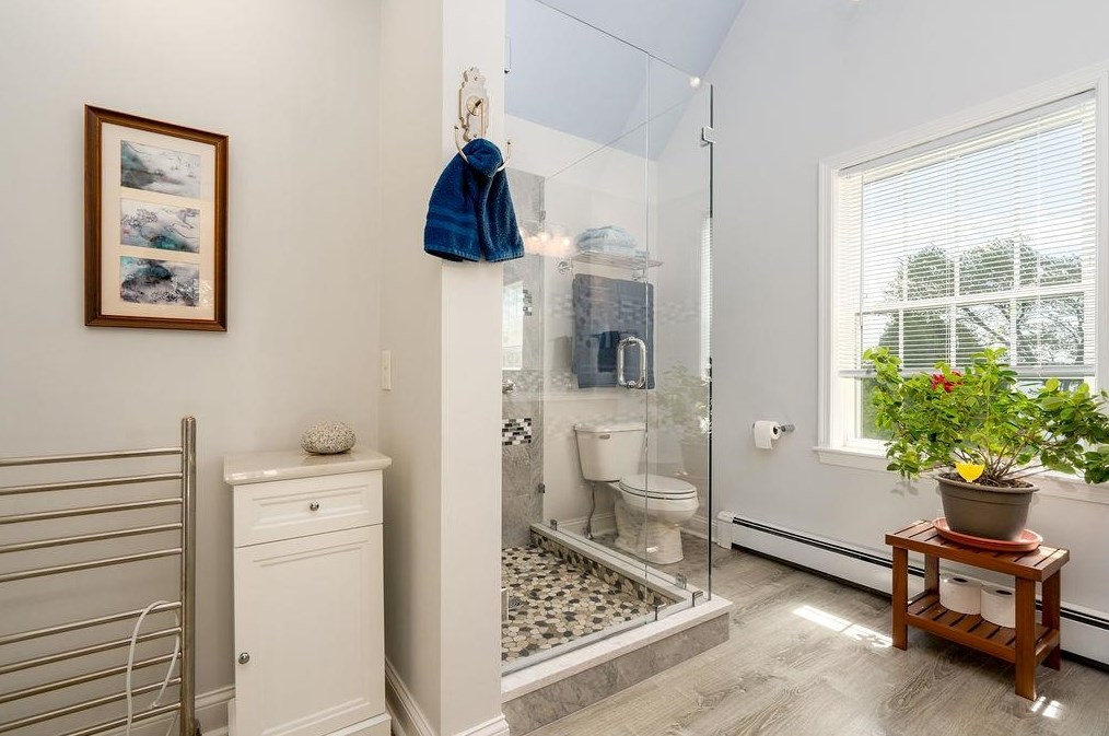 401 Dover Point Rd, Dover NH 03820-4666 exterior