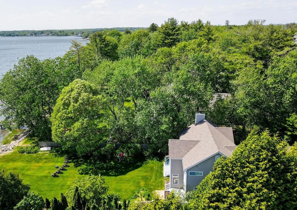 401 Dover Point Rd, Dover NH 03820-4666 exterior