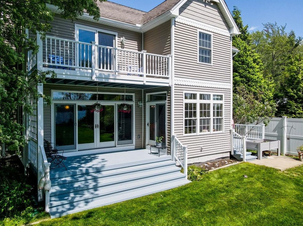 401 Dover Point Rd, Dover NH 03820-4666 exterior