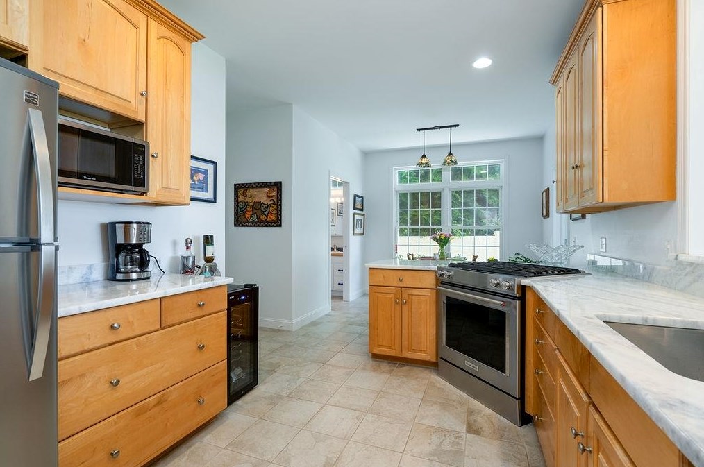 401 Dover Point Rd, Dover NH 03820-4666 exterior