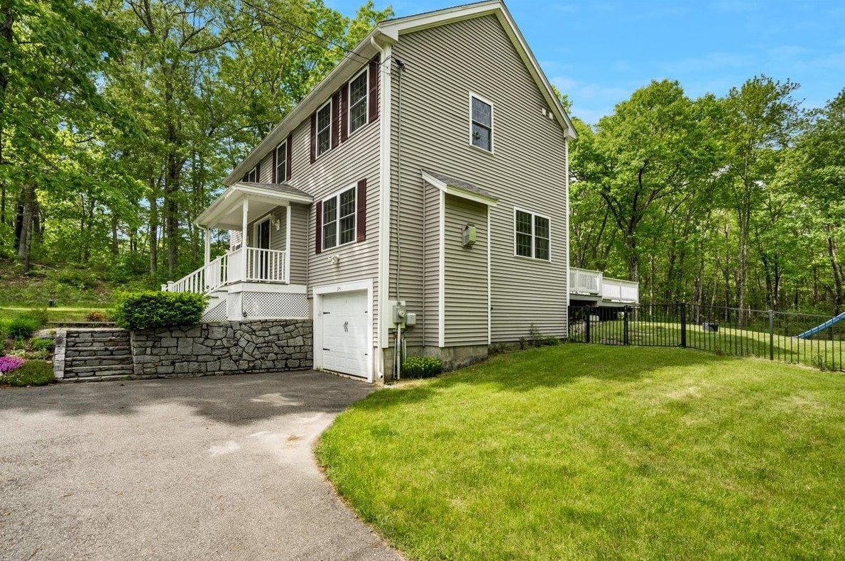 34 Old Derry Rd, Londonderry, NH 03053-2220