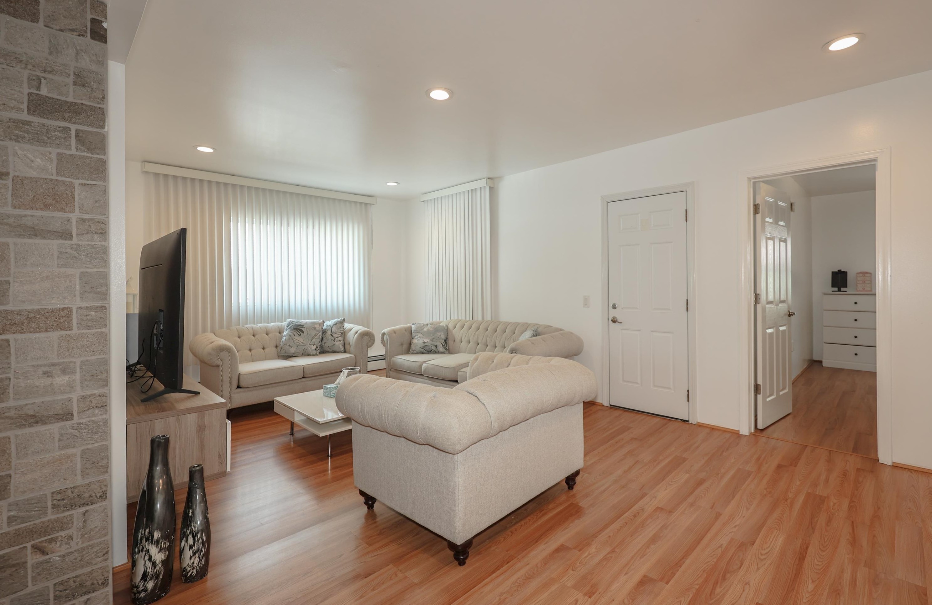 77 Hecker St, Manchester NH  03102-3975 exterior