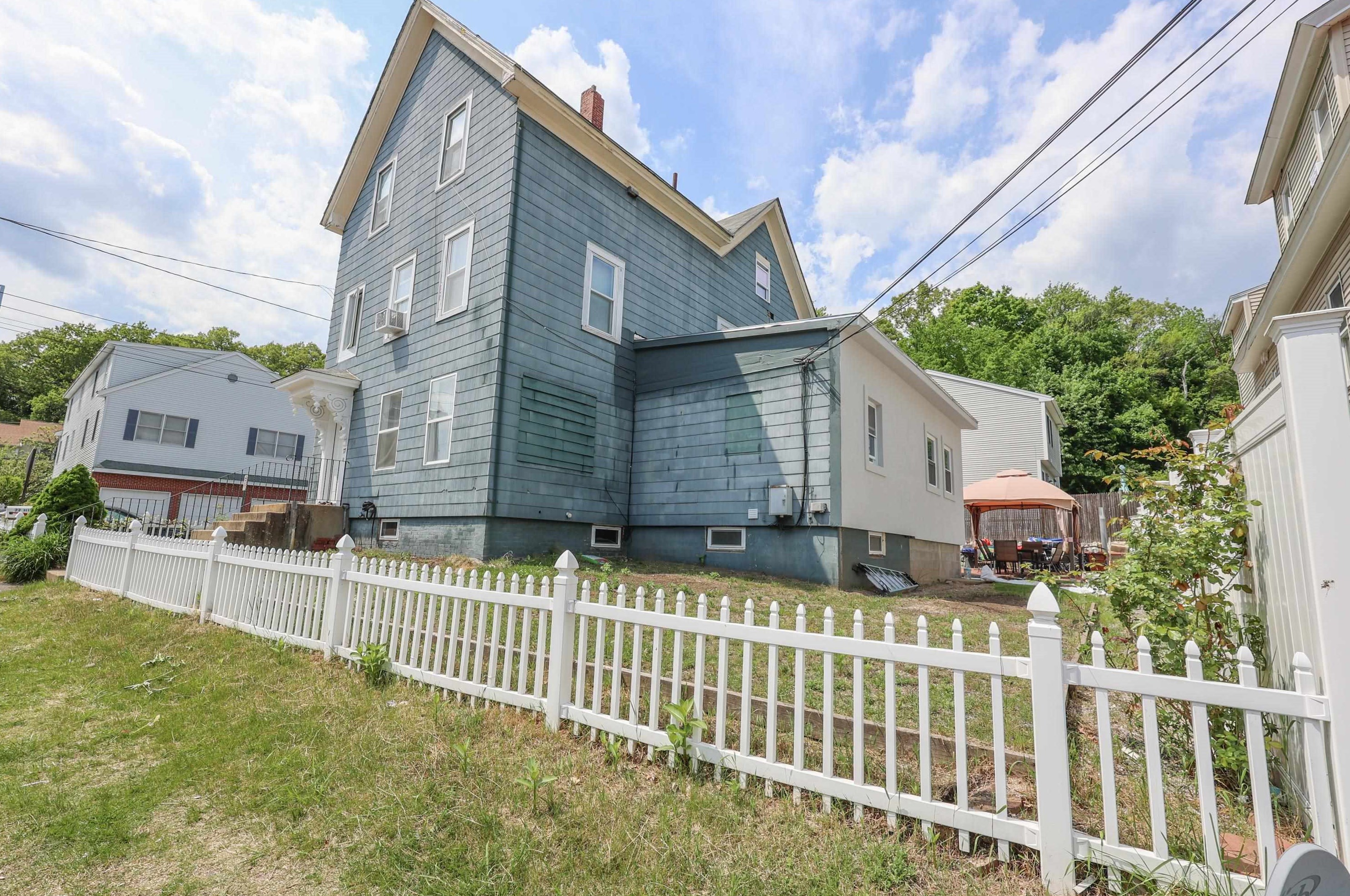 77 Hecker St, Manchester NH  03102-3975 exterior