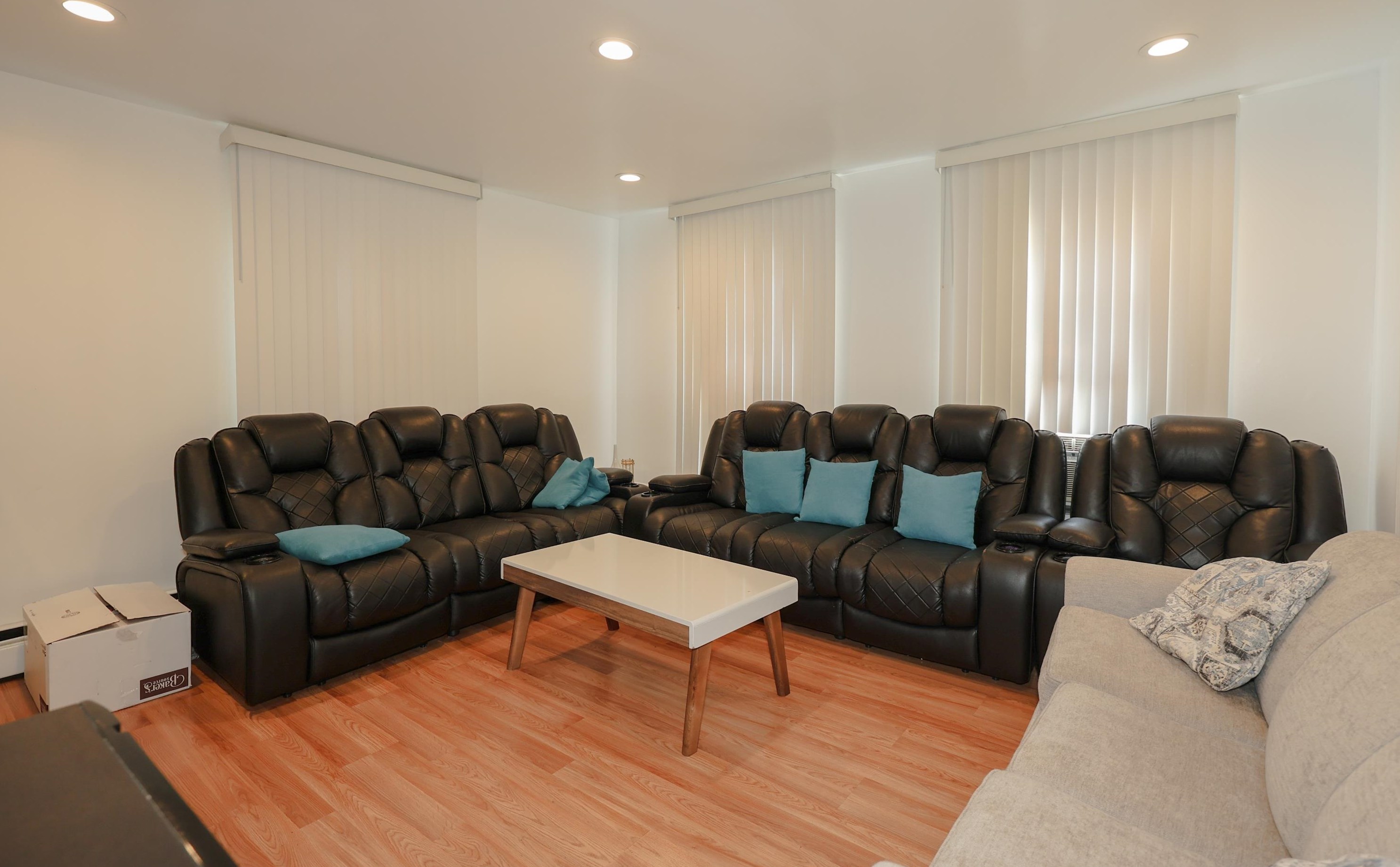 77 Hecker St, Manchester NH  03102-3975 exterior