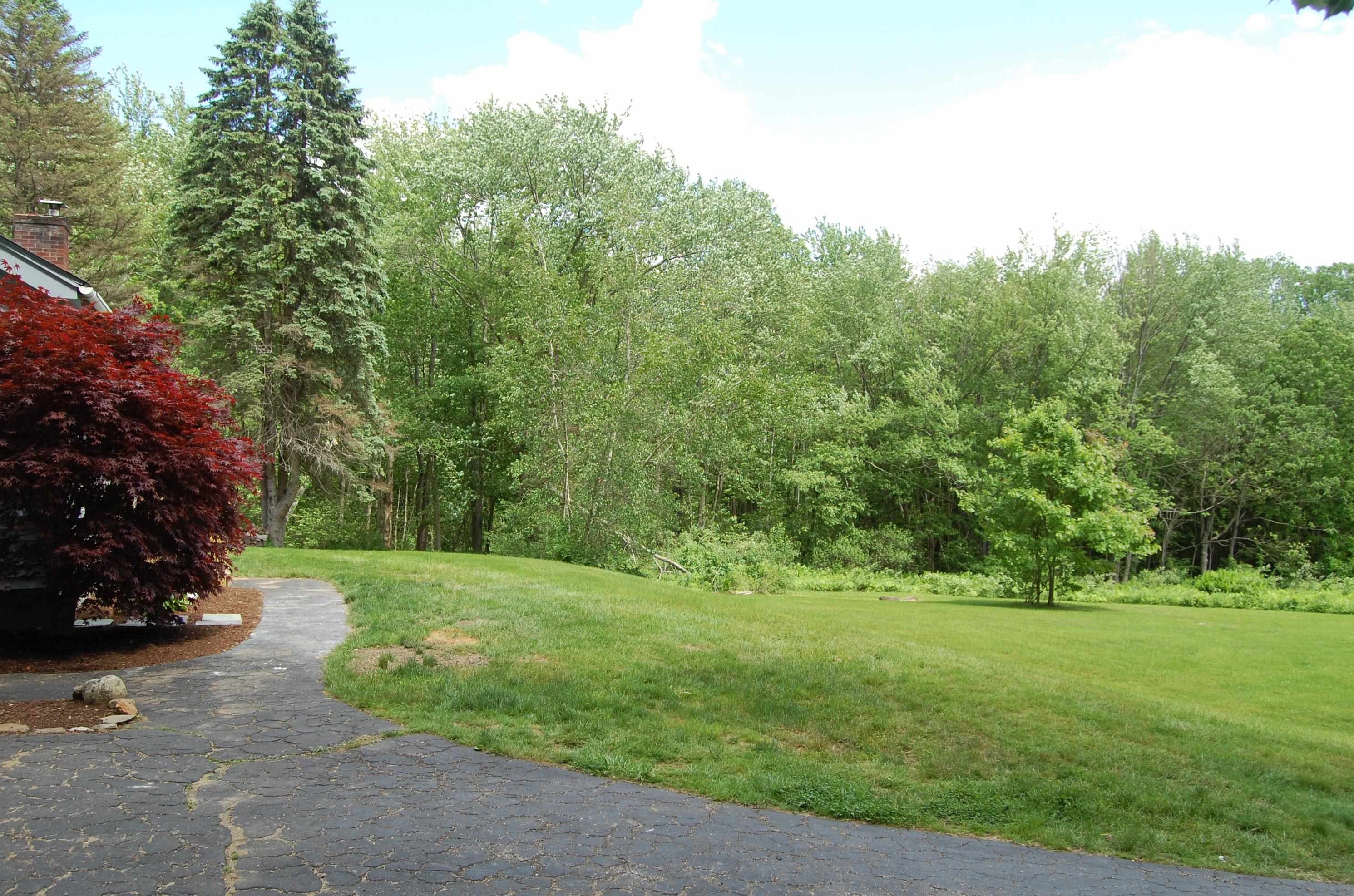 17 Autumn Dr, Tilton NH  03276-5928 exterior