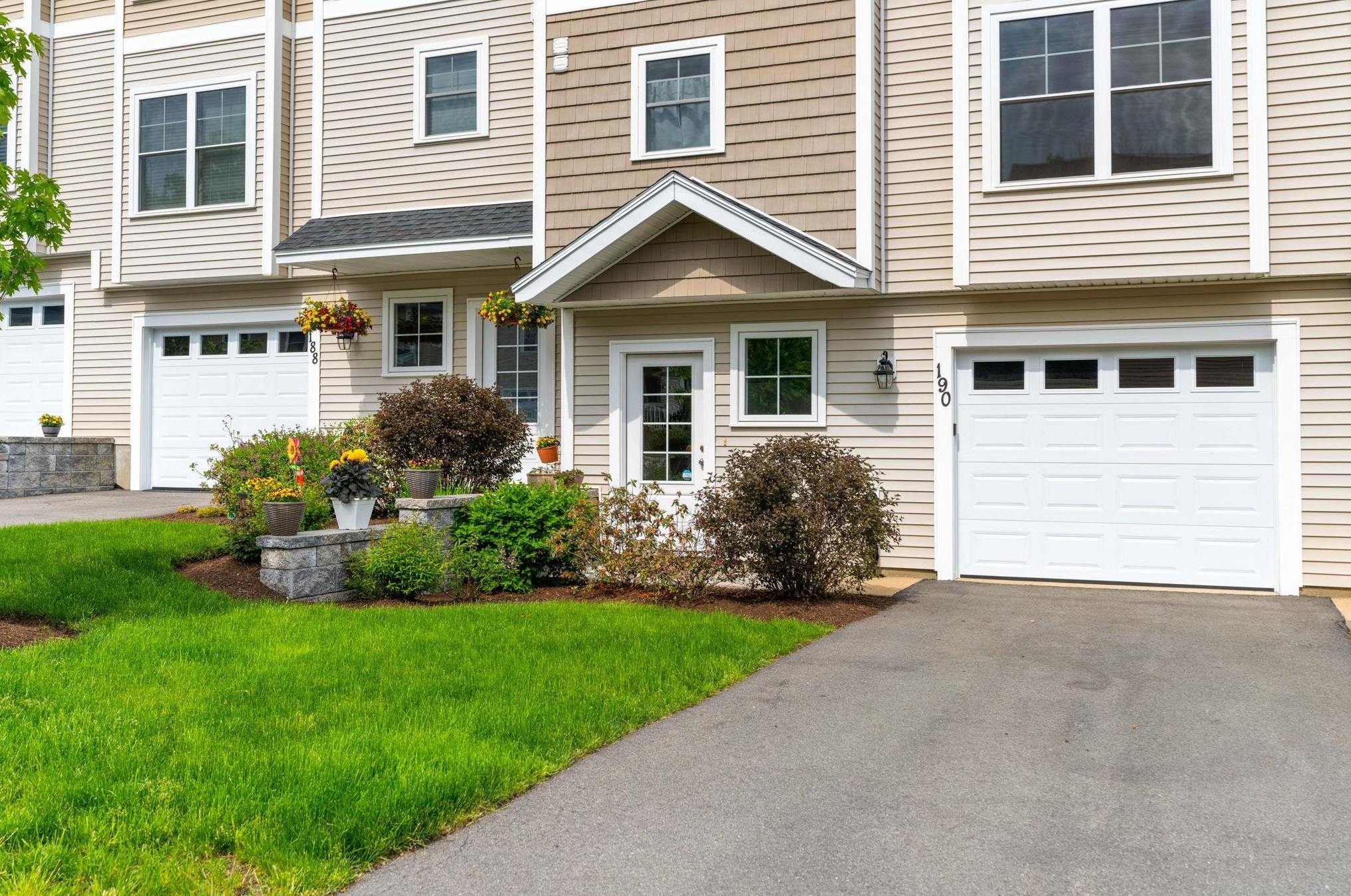 190 Woodview Way, Manchester, NH 03102-8440