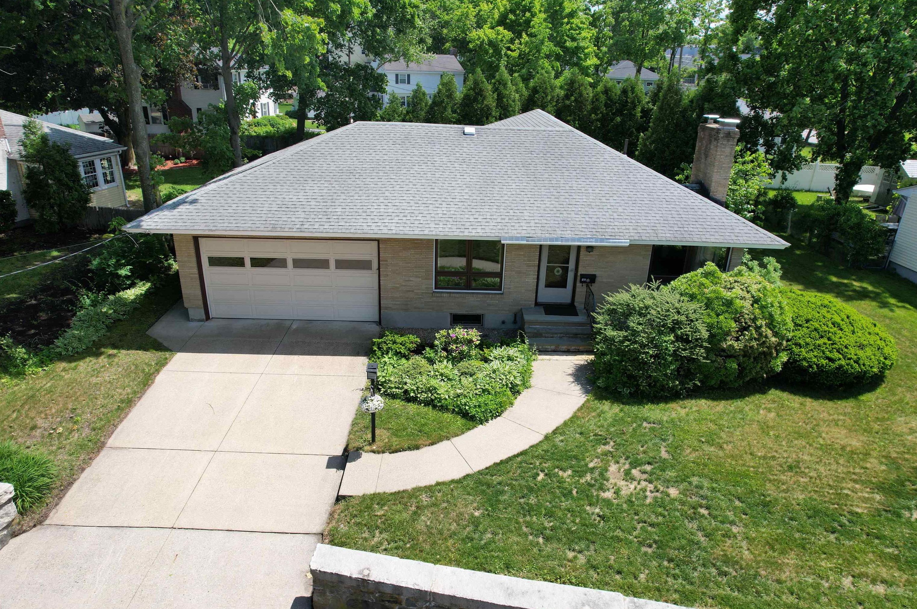 211 River Rd, Manchester NH 03106-2630 exterior