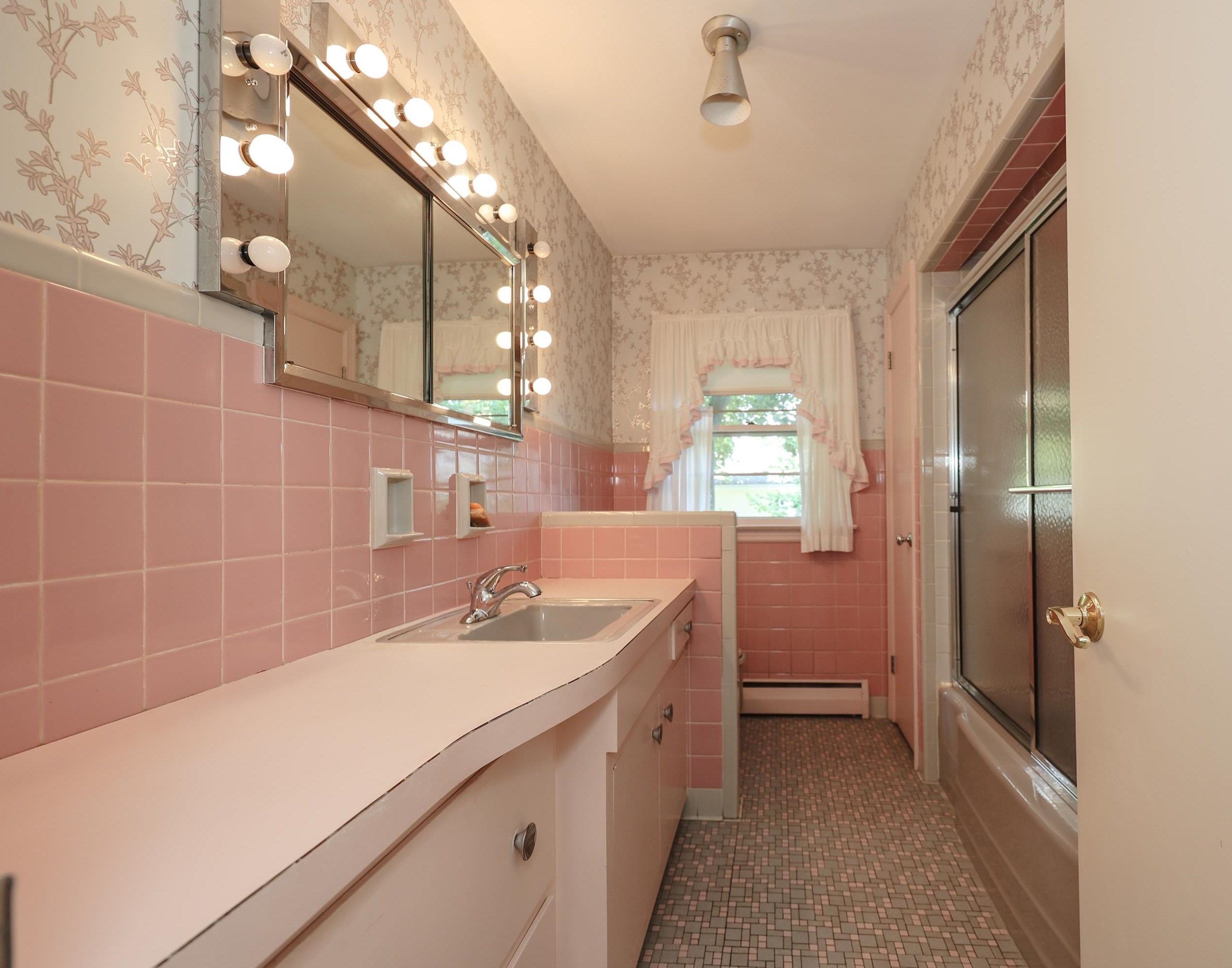 211 River Rd, Manchester NH 03106-2630 exterior