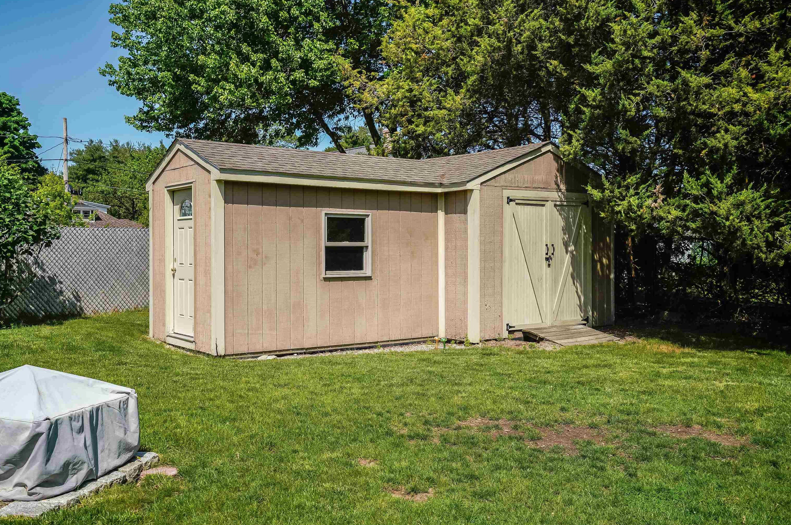 21 Fairview Ave, Nashua NH 03060-4105 exterior