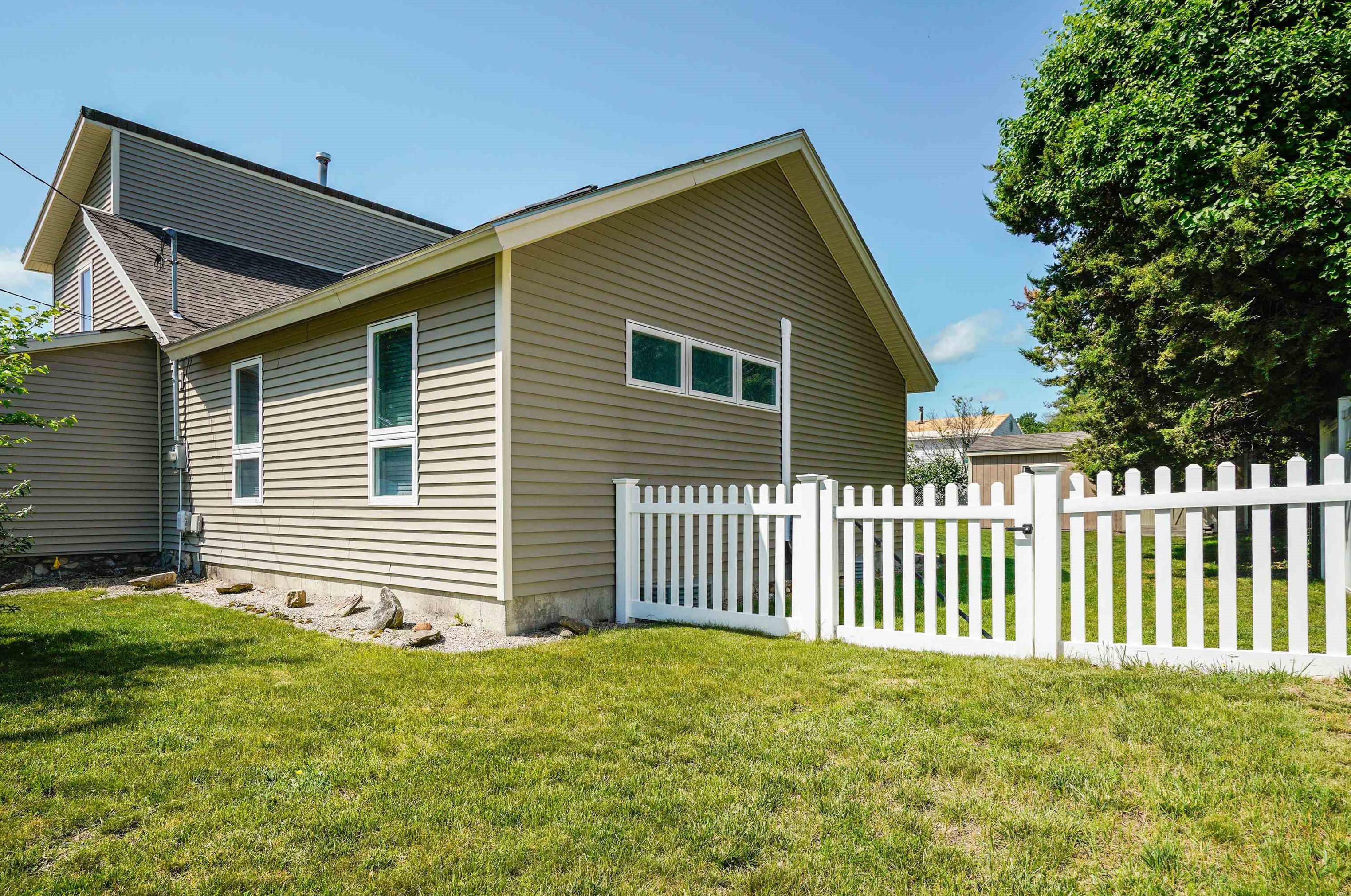 21 Fairview Ave, Nashua NH 03060-4105 exterior