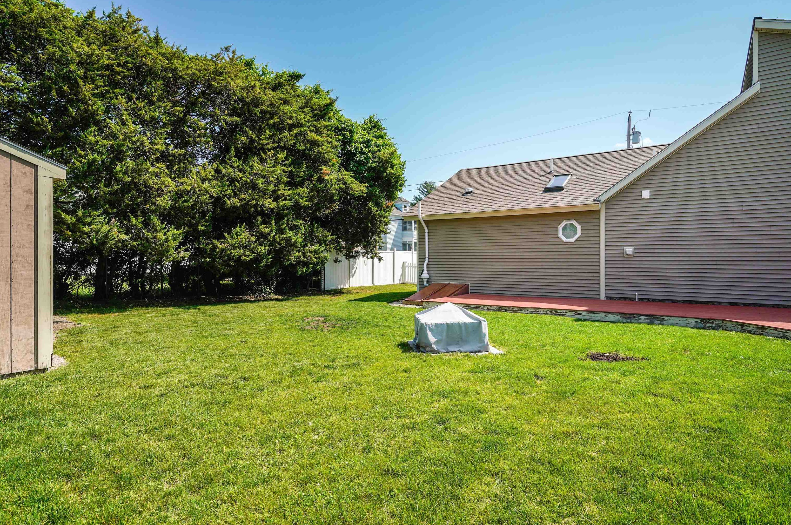 21 Fairview Ave, Nashua NH 03060-4105 exterior