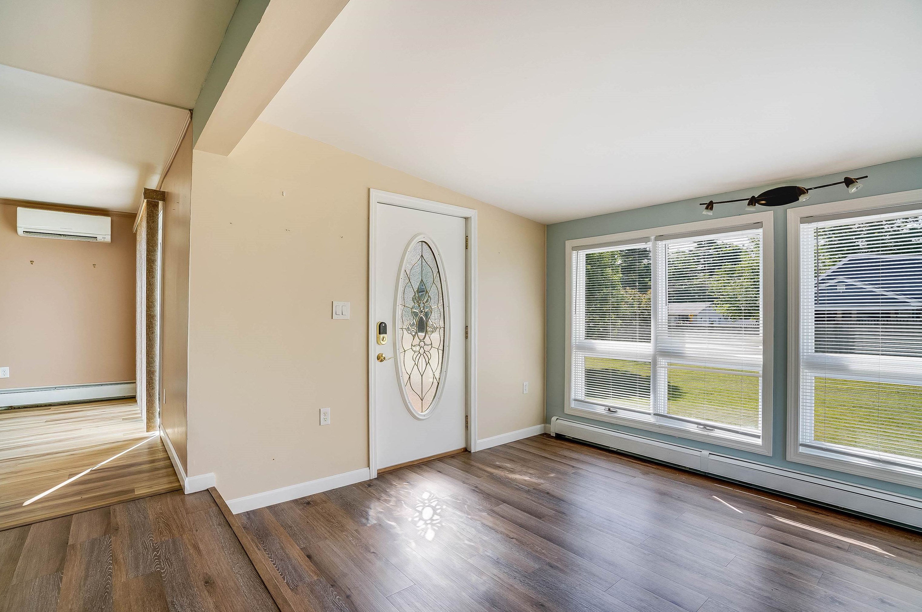 21 Fairview Ave, Nashua NH 03060-4105 exterior