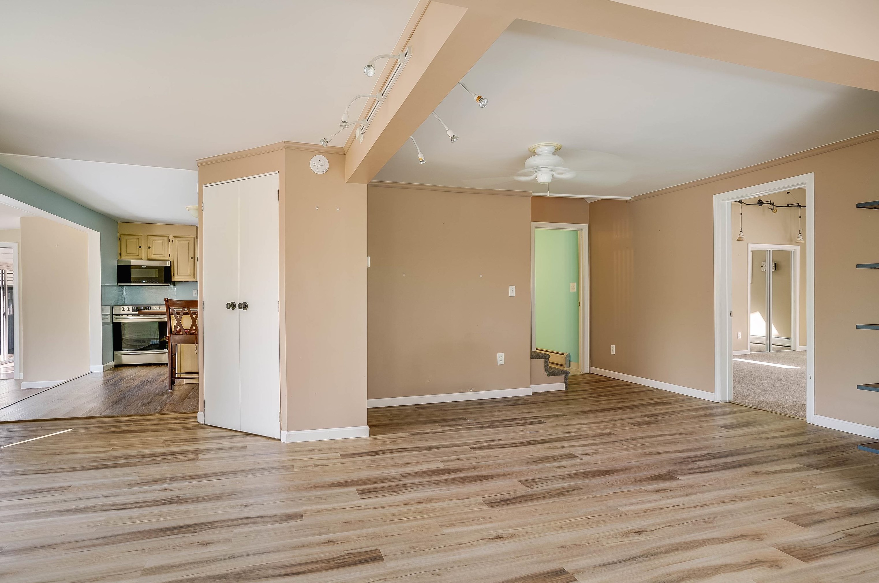 21 Fairview Ave, Nashua NH 03060-4105 exterior