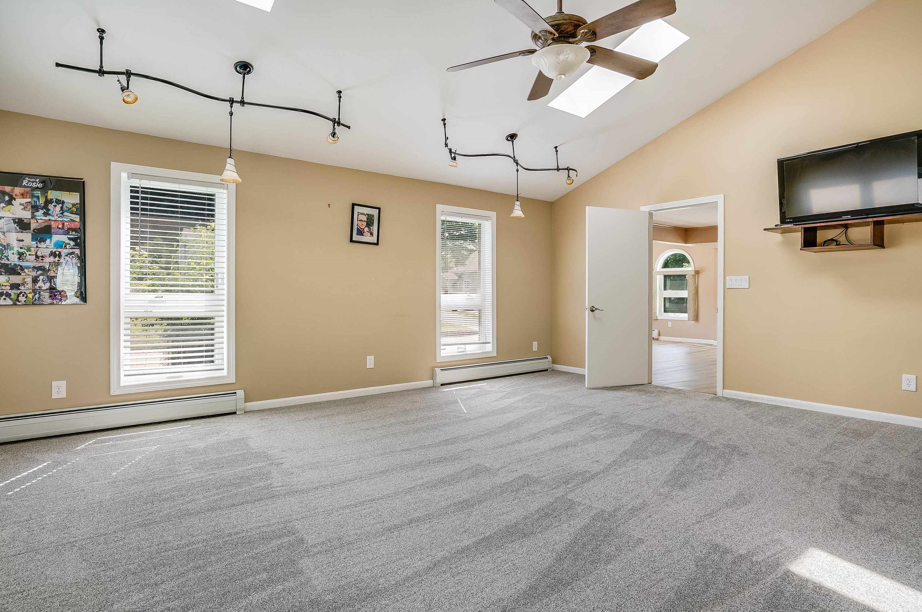 21 Fairview Ave, Nashua NH 03060-4105 exterior