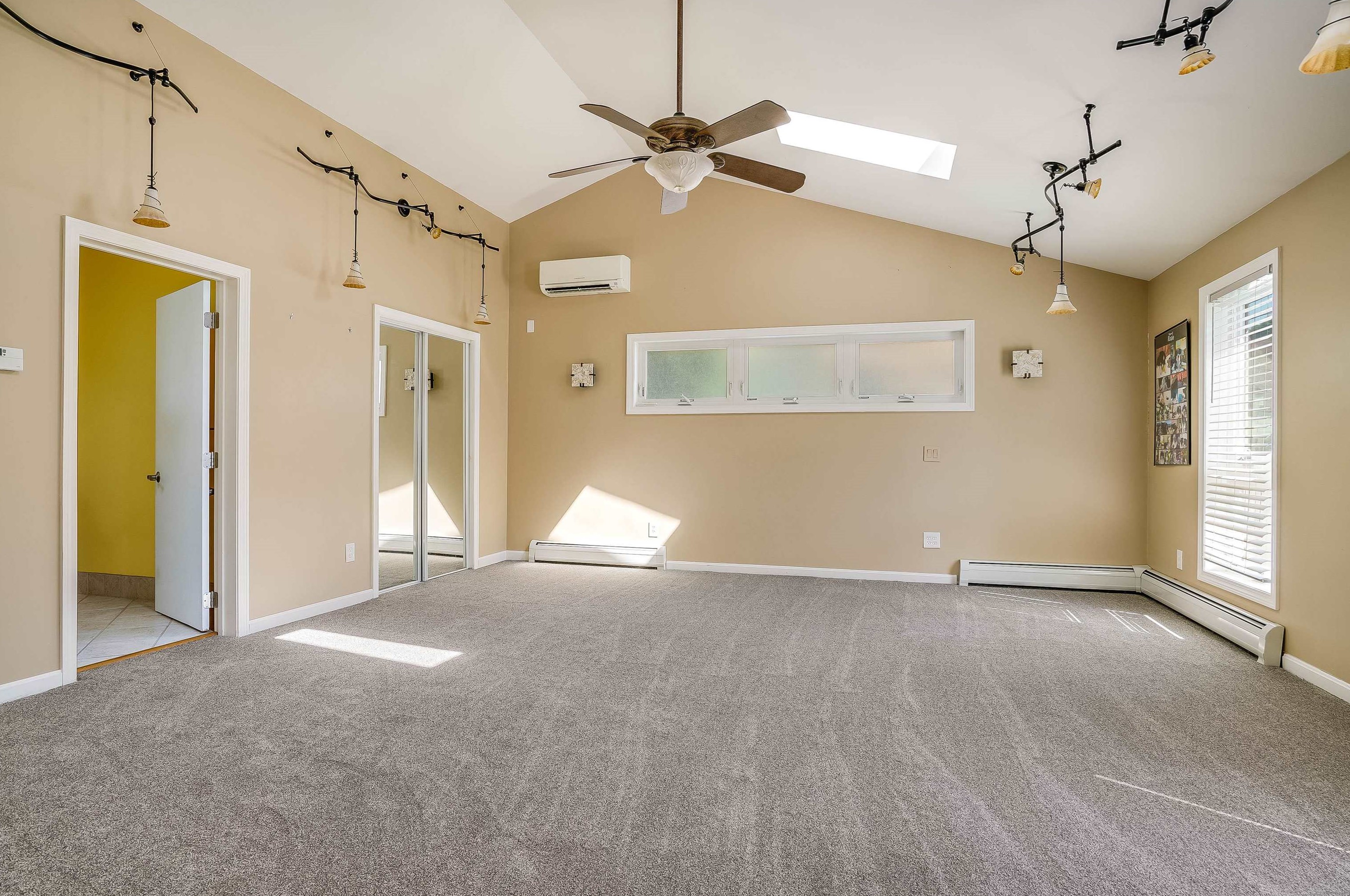 21 Fairview Ave, Nashua NH 03060-4105 exterior