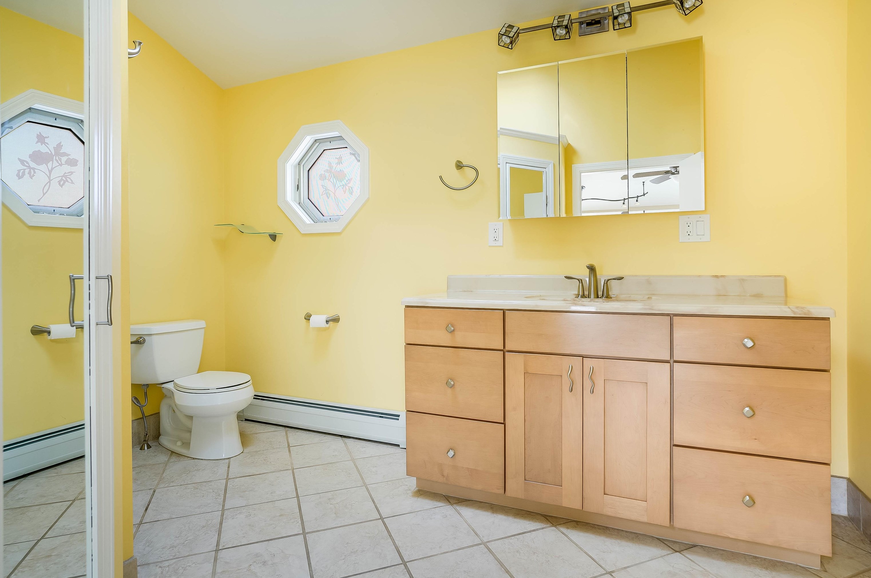 21 Fairview Ave, Nashua NH 03060-4105 exterior