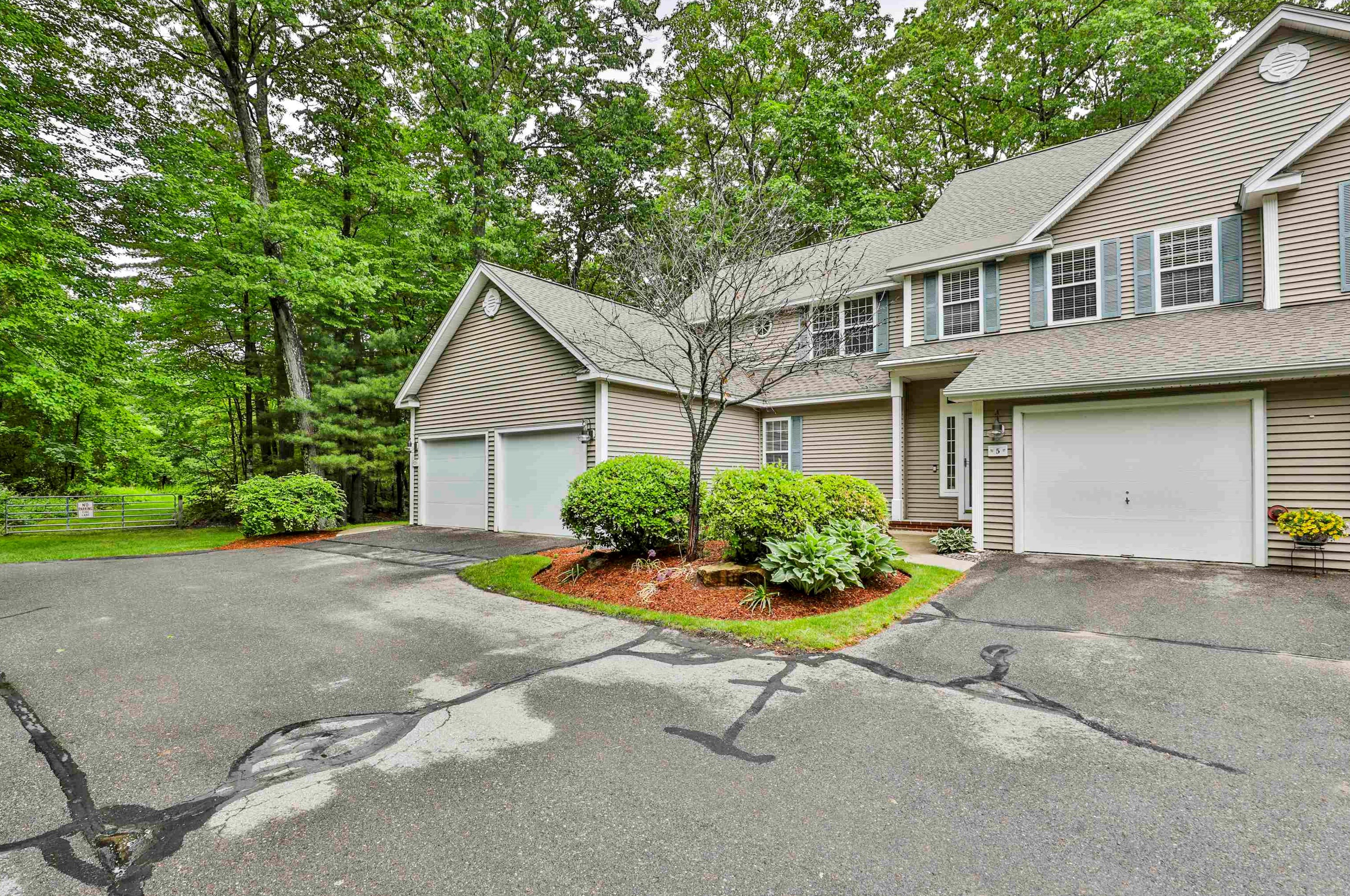 5 Garden Party Ln, Manchester, NH 03110-5846