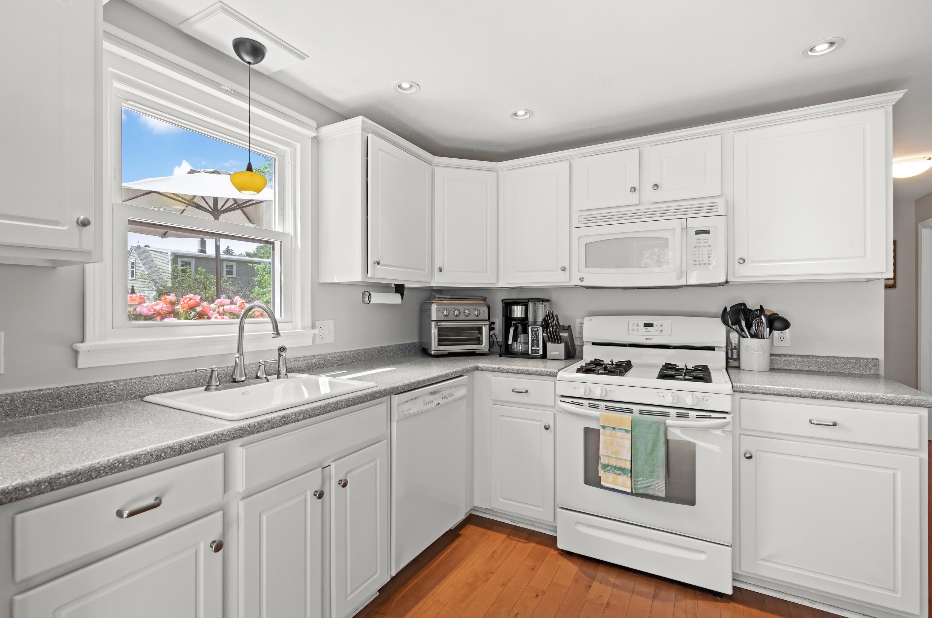 13 Glenwood St, Nashua NH 03060-5216 exterior