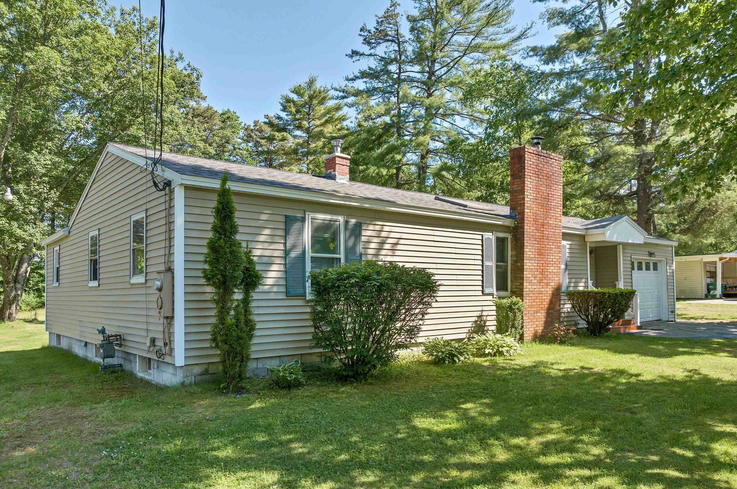 27 Flat Rock Bridge Rd, Rochester, NH 03868-8608
