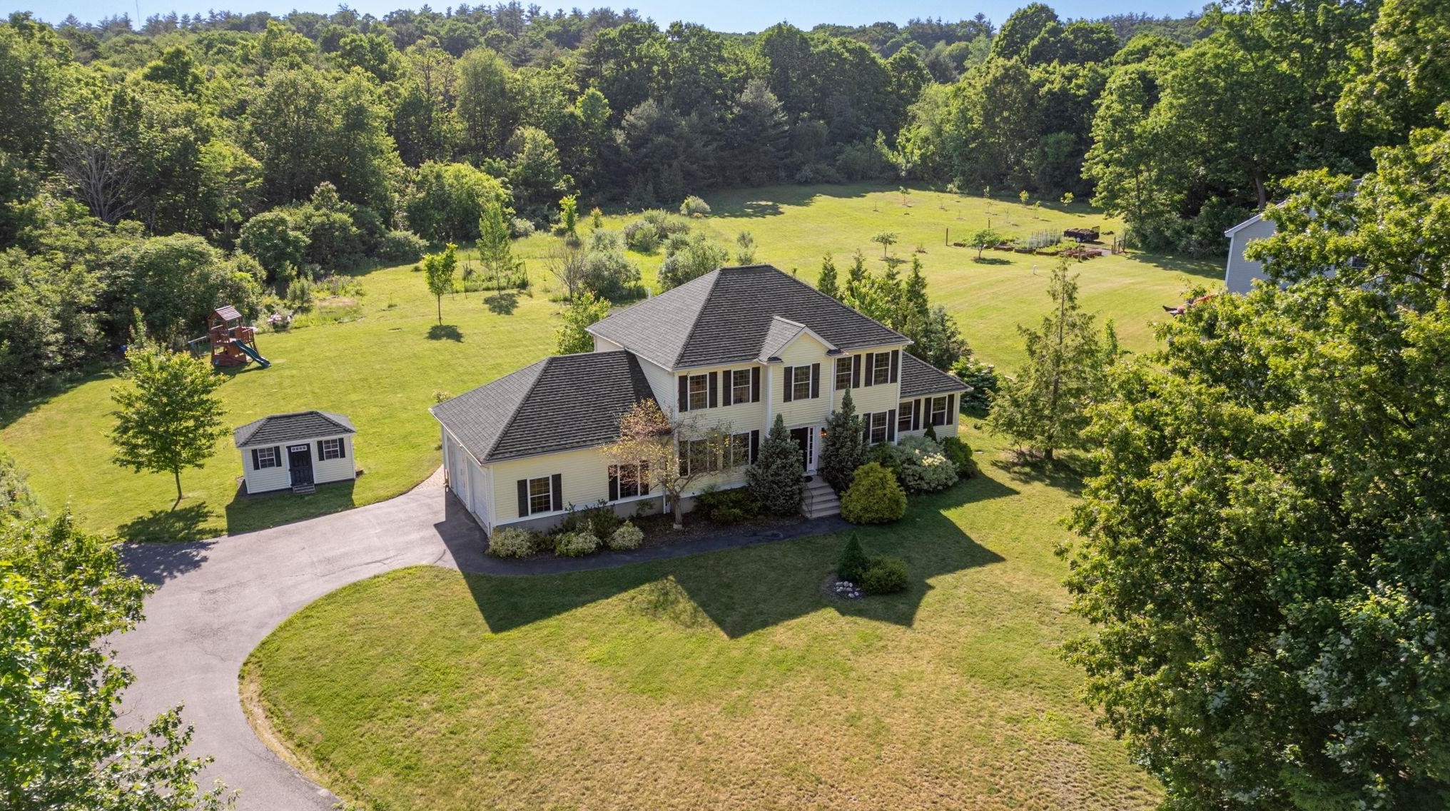 16 Lampton Dr, Derry, NH 03038-4618
