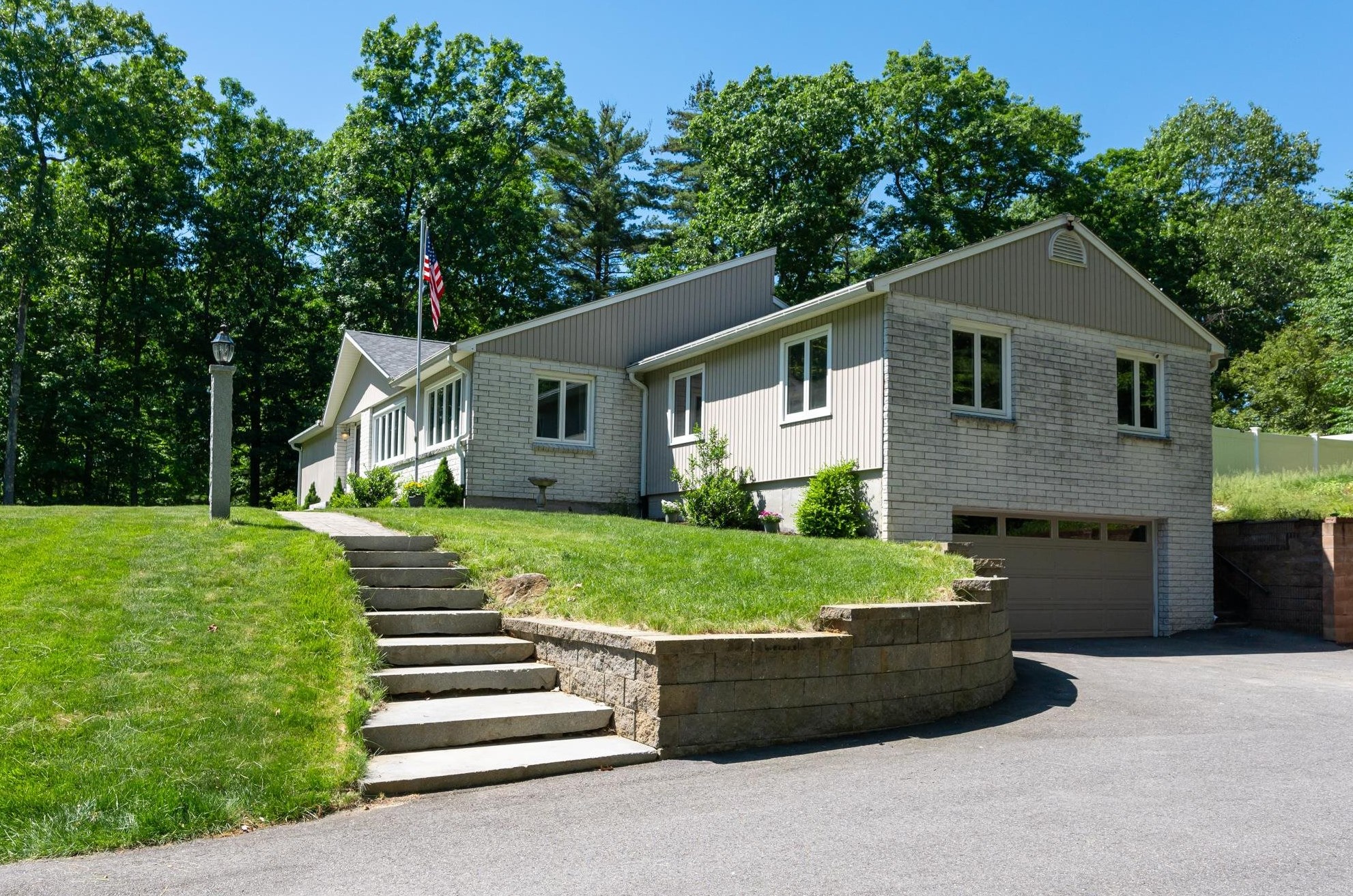 2 Erik St, Merrimack, NH 03054-4530