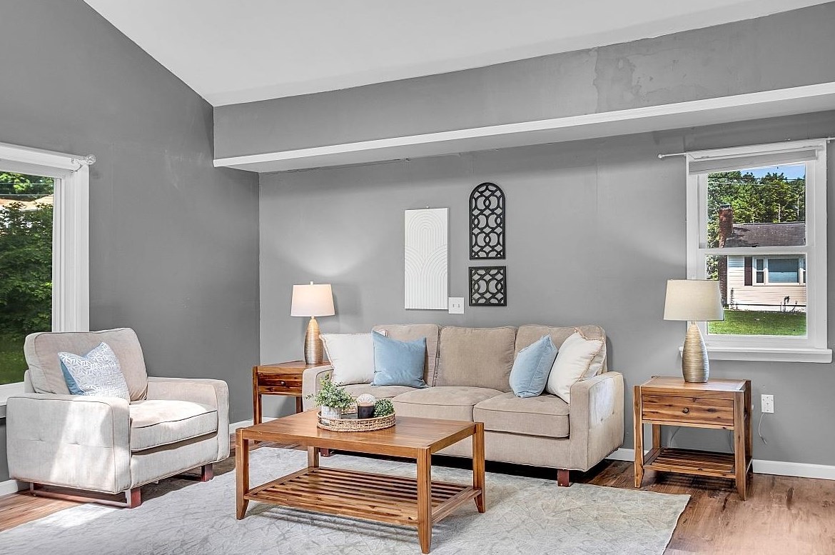 2 Hemlock St, Hudson NH 03051-4721 exterior