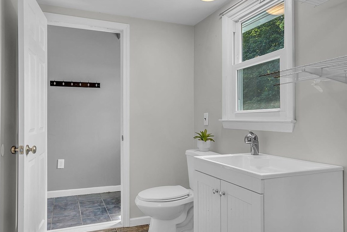 2 Hemlock St, Hudson NH 03051-4721 exterior