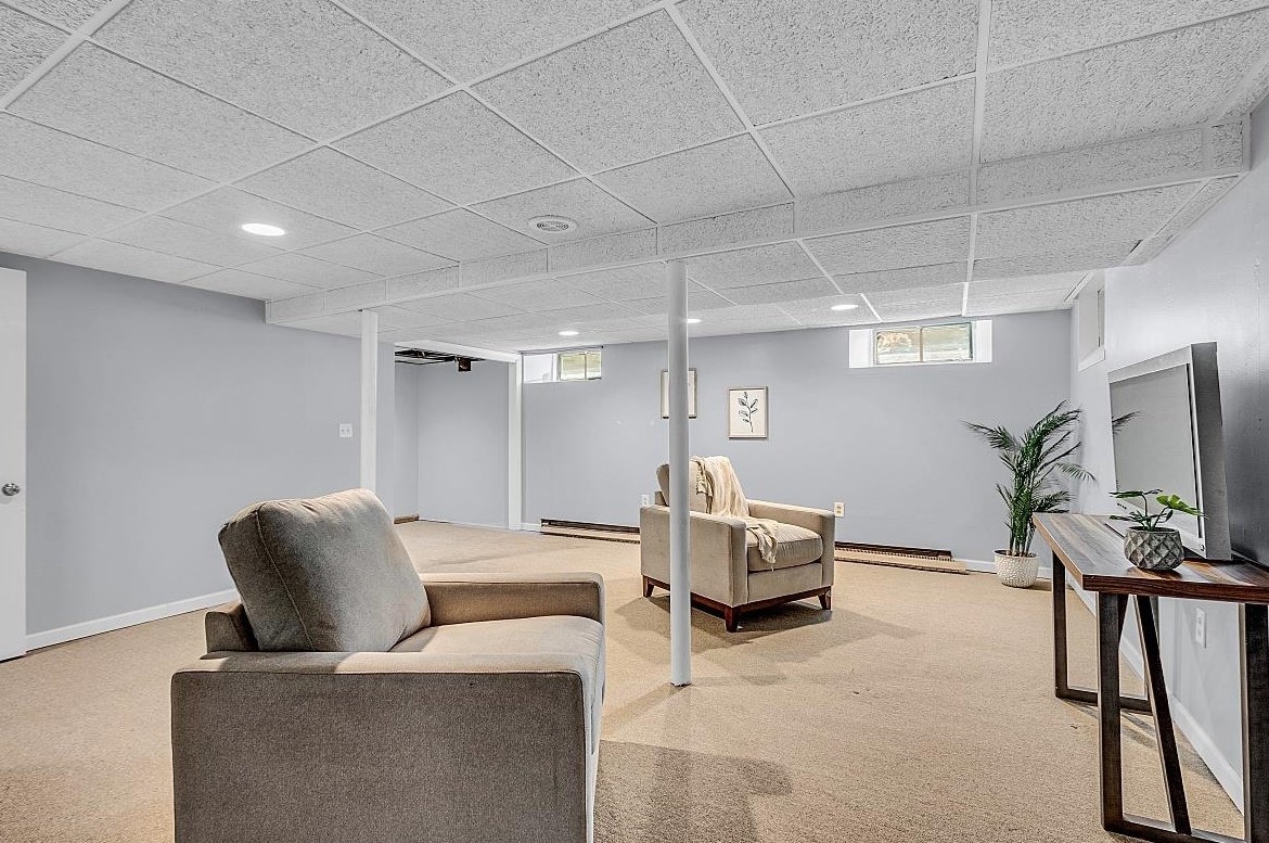 2 Hemlock St, Hudson NH 03051-4721 exterior