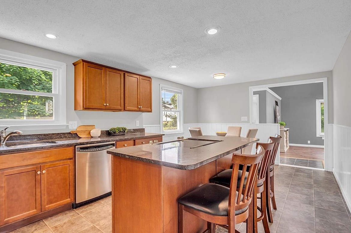 2 Hemlock St, Hudson NH 03051-4721 exterior