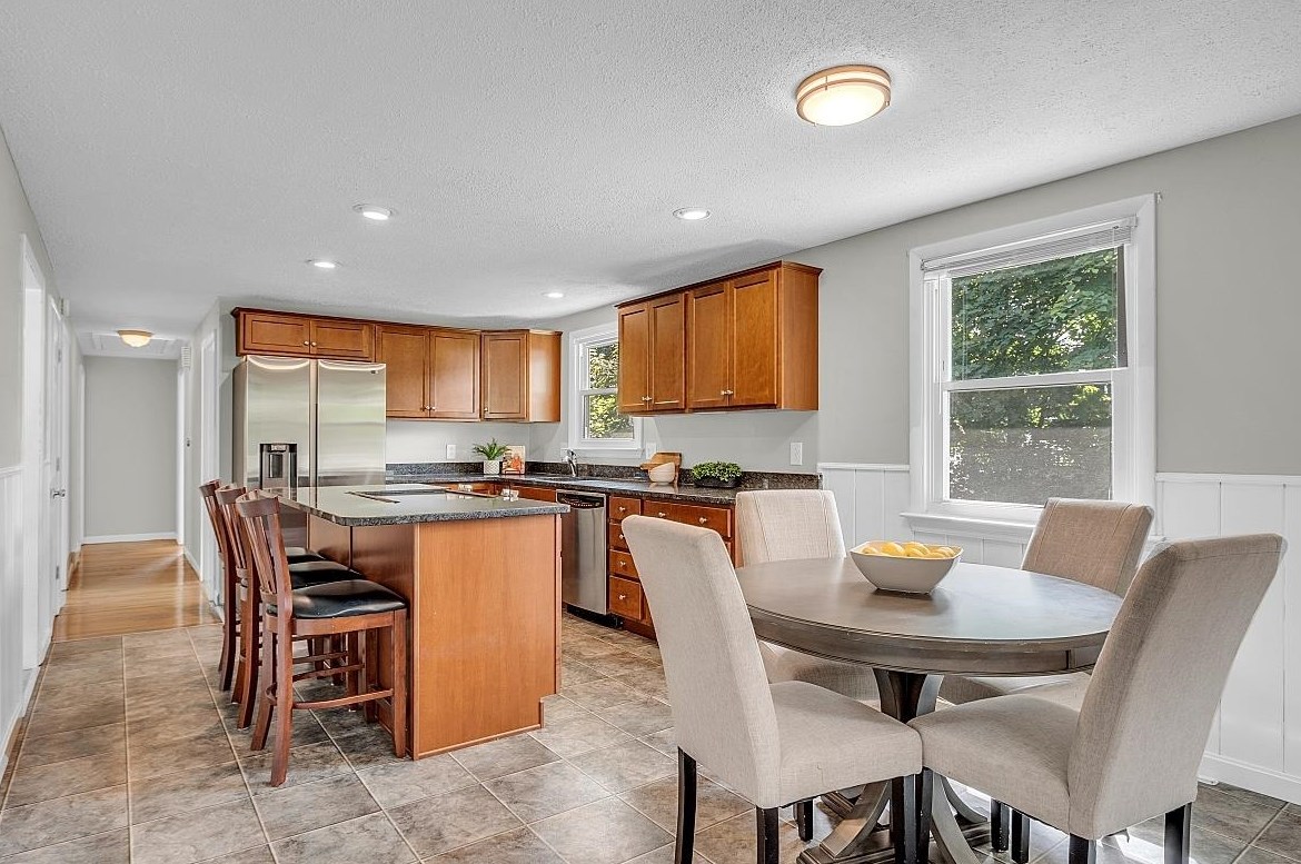 2 Hemlock St, Hudson NH 03051-4721 exterior